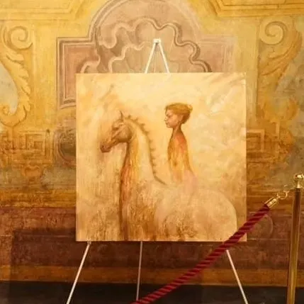 La stessa tela su un cavalletto in una sala dalle pareti affrescate, delimitata da un cordone rosso