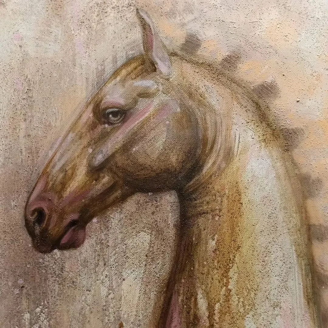 Dettaglio ravvicinato della testa di un cavallo dipinta, con pennellate dorate e brune che seguono la trama della tela