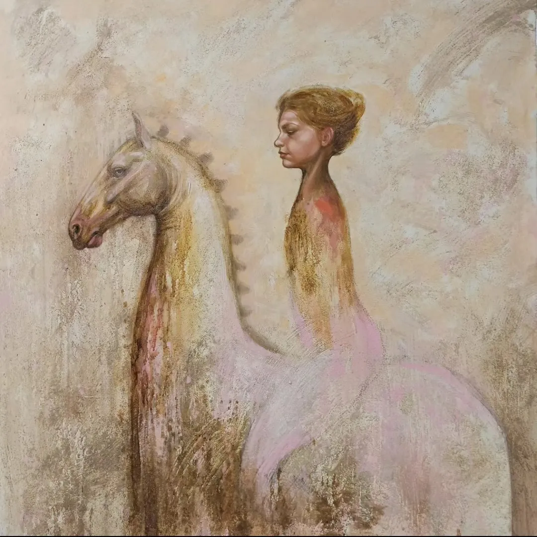 Dipinto quadrato nei toni dell'ocra e dell'oro: una figura femminile di profilo, seduta su un cavallo chiaro, emerge da un fondo materico dorato senza linea di terra